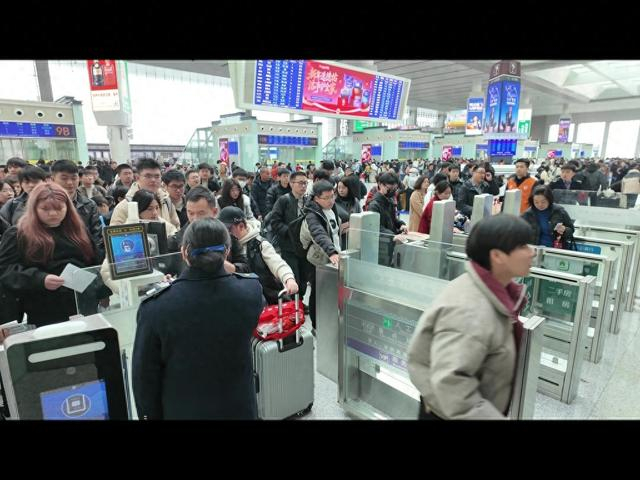 旅客在合肥南站检票进站乘车。 朱扬 摄