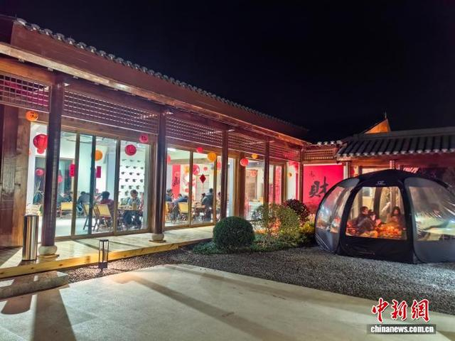 游客春节假期在“溇里”茶文化空间。吴兴区委宣传部供图