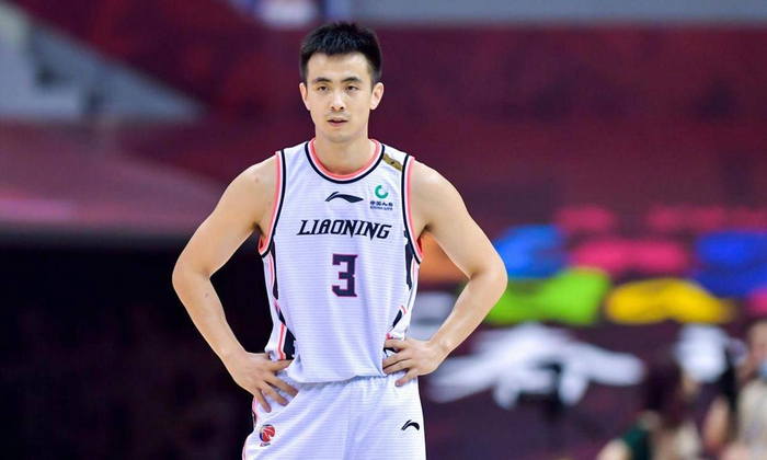 现在的辽宁少了以前王朝的华丽，却多了几分韧劲。赵继伟用实际行动证明，伤病能让他缺一阵，但核心永远不会缺席。留给辽宁和中国男篮的时间不多了，不过有他在，球迷总能看到那熟悉的画面：冷静、果敢、掌控全场。这就是CBA顶级控卫该有的样子。