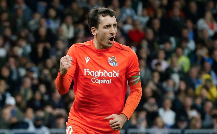 积分榜方面，皇马在此次大胜后暂时领先巴萨2分登顶，给巴萨施加巨大压力。排名第三和第四的分别是马竞和比利亚雷亚尔，均落后皇马15分。西班牙人本赛季下半程表现低迷，本场未能取胜，目前积分紧追贝蒂斯，差距仅为3分。射手榜上，姆巴佩虽缺阵仍以23球遥遥领先，穆里奇15球排第二，托雷斯12球居第三。维尼修斯凭借本轮双点球梅开二度，积8球并列前十，与拉菲尼亚和埃尔南德斯齐名，展现出良好得分势头。