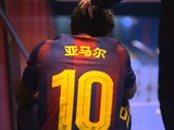 庆祝中国春节，巴萨球员赛前入场时身穿中文特别球衣