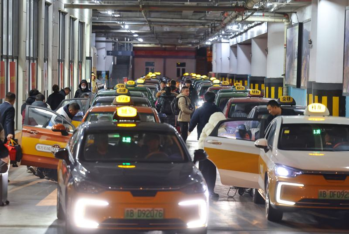 北京南站北枢纽出租车调度站内，运力保障充足。新京报记者 王贵彬 摄
