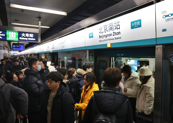 地铁4号线北京南站，乘客在排队上下车。新京报记者 王贵彬 摄