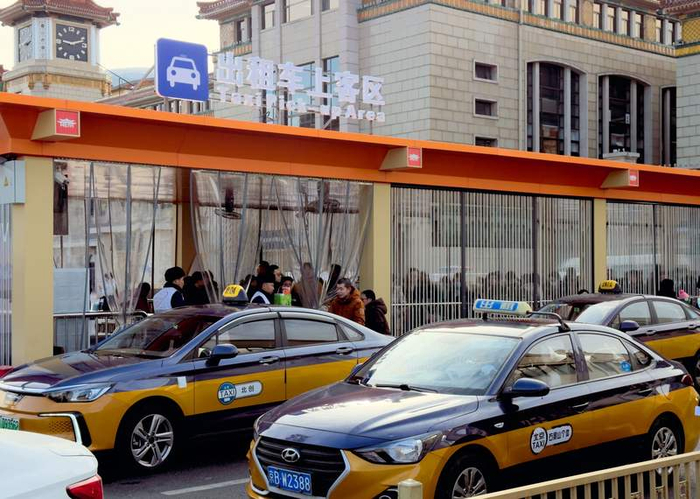 出租车上客区，旅客候车环境得到提升。新京报记者 王贵彬 摄