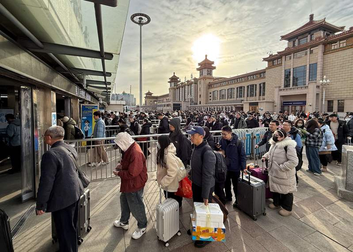 2月23日，北京站，旅客出站后排队乘坐地铁。新京报记者 王贵彬 摄