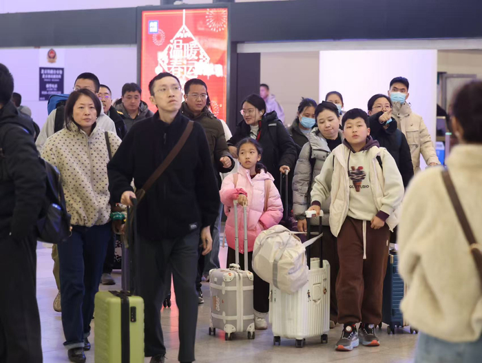 2月22日，北京南站迎来返程高峰，23时以后，仍有超2万名旅客抵京。新京报记者 王贵彬 摄