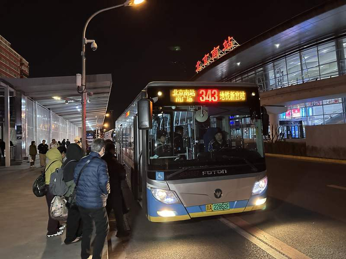 北京南站南广场，出站旅客正在换乘公交车。新京报记者 王贵彬 摄