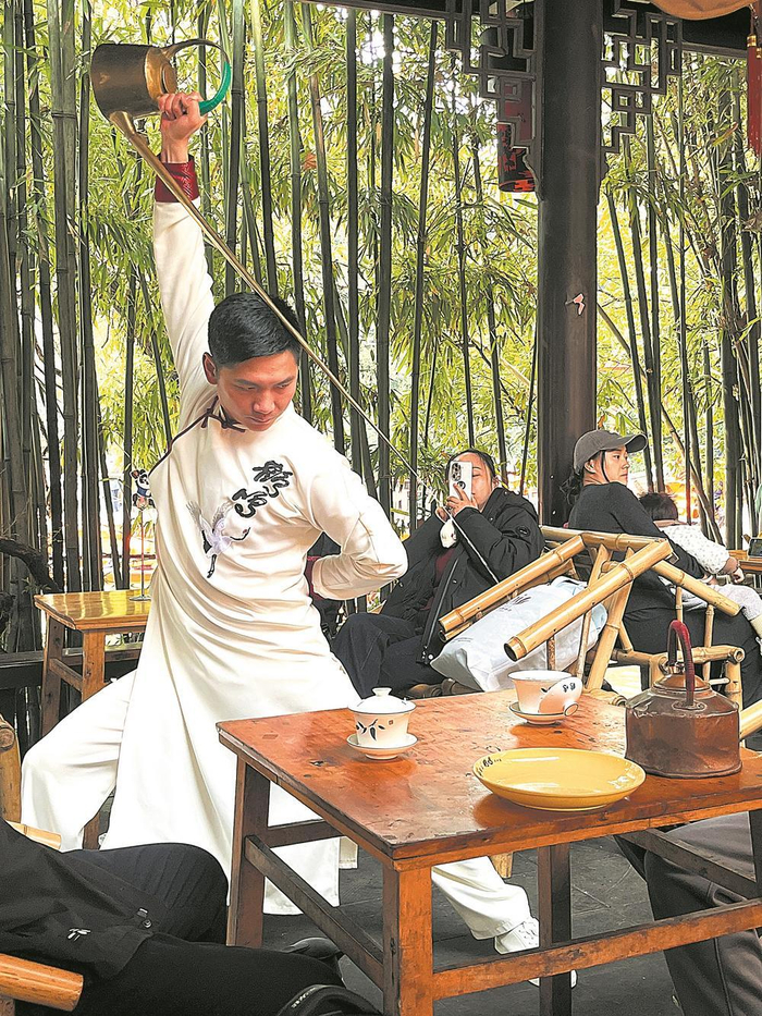     鹤鸣茶社的茶艺表演。