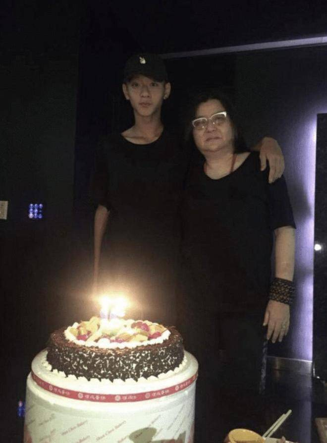  陈宝莲离世时，邱煌祎尚未满月，生命才刚刚开始，而他的父亲身份至今仍无人知晓。根据陈宝莲好友的说法，邱煌祎的父亲是一位美籍华人，早已失联。因此，邱煌祎成为了无依无靠的孤儿。在那时，邱瓈宽毫不犹豫地收养了他。其实，邱瓈宽和陈宝莲并没有太多私交，即便如此，邱瓈宽依旧选择将邱煌祎带回台北，并一直照顾他至今。这个决定无疑改变了邱煌祎的一生，也让他们之间的情感逐渐深厚，彼此早已不再是简单的收养关系，而是真正的母子情深。