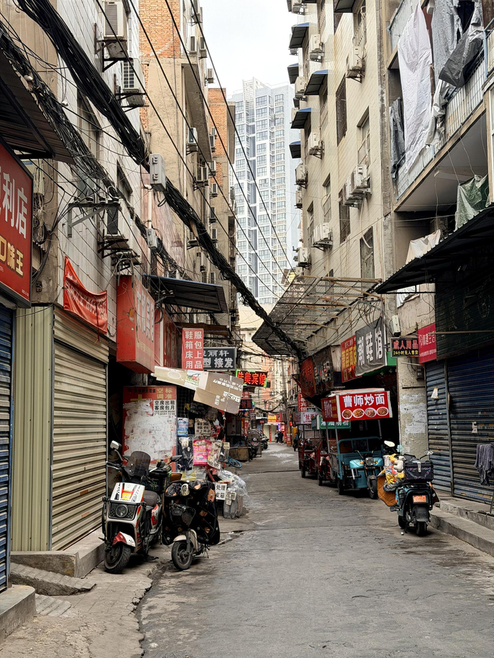 大年初四下午，西安一处城中村内，不少商铺关着门，人们都回家过年了。新京报记者 丛之翔 摄