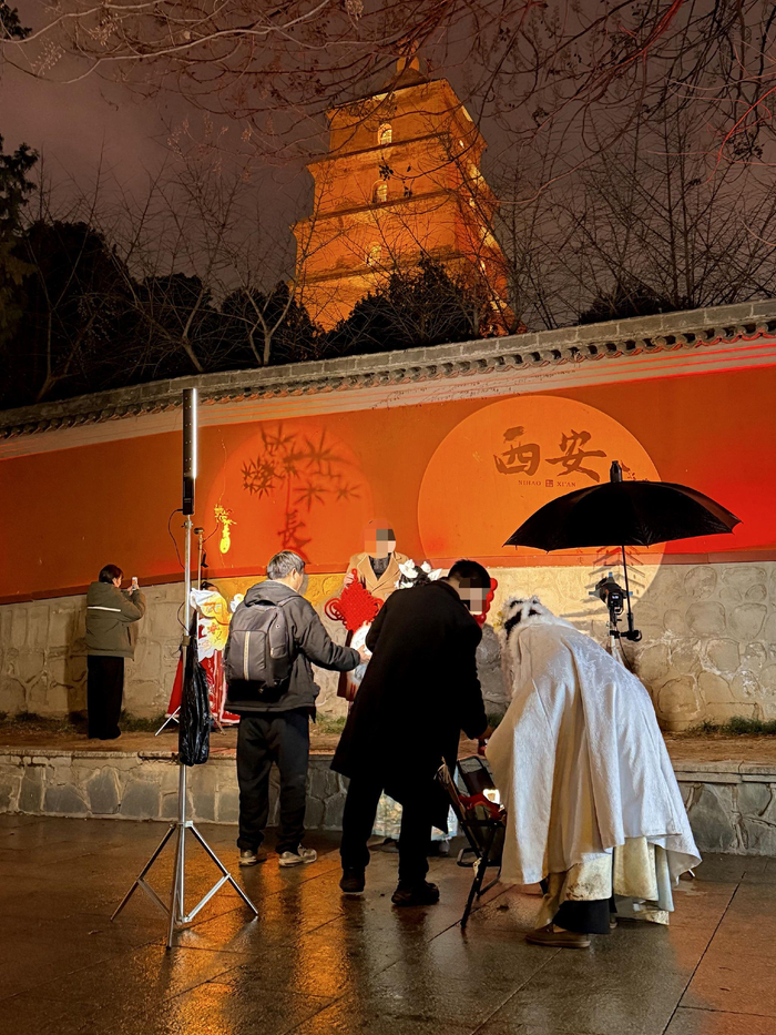 腊月廿九晚上，大慈恩寺外的红墙上被摄影师投出各式剪影，供游人拍照。新京报记者 丛之翔 摄