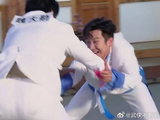 许宏志不愧国家级运动员 上来秒撕魏大勋两根腰旗，厉害！