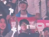 宋雨琦抱超大应援棒甜笑出圈，演唱会获跑男团跨国应援