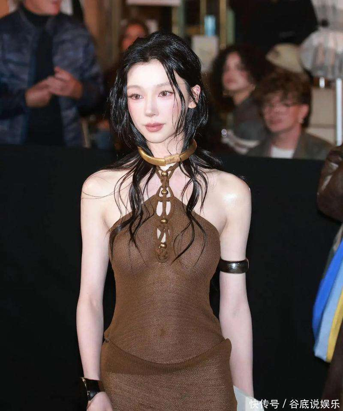  更有意思的是，小米和马思唯的恋爱模式也是甜得让人羡慕——身高172cm的马思唯和178cm的小米同框时，常常偷偷踮脚，努力拉近两人的身高差；小米穿着马思唯主理的潮牌走秀，而他则戴着她设计的银饰领奖，事业双向奔赴的默契感满满。如今，这段成熟的爱情观更是让这对情侣的好感度飙升。归根结底，选BGM是审美自由，谈恋爱是情感自由，女性的选择从来不该被边界感束缚，更不该成为满足网友窥私欲的谈资。小米的两次发声，不仅给娱乐圈上了一堂课，也向大家展示了：真正的自信与格局，从不是去贬低他人，而是尊重每个人的选择。最后，不得不说，这波操作必须给小米点个大大的赞！内娱，大家都请按这个标准来，竞争起来吧！