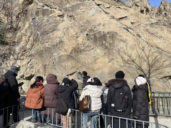 2月22日，宁夏贺兰山岩画景区，游客正在参观岩画。 国是直通车 段修健 摄