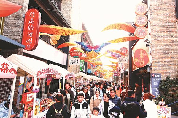 2月22日，市民游客在徐州彭城七里参观游玩。 蒯创 摄 视觉江苏网供图