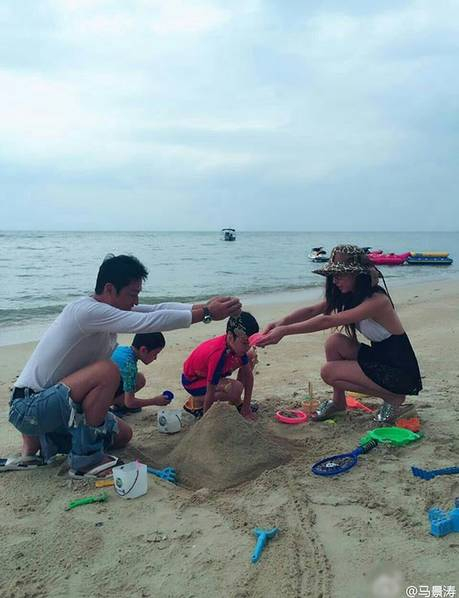 　　马景涛吴佳妮带着儿子在沙滩玩耍。（资料图）