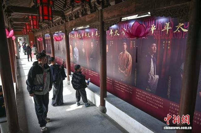2月23日，游人在钱王祠观看《太平年》中的人物。王刚 摄