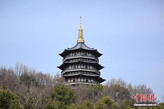 2月23日，游人登上雷峰塔欣赏西湖景色。王刚 摄