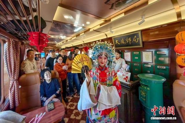 2月18日，京津两地游客在“津旅时光号”新春专列上观看京剧演出。 记者 佟郁 摄