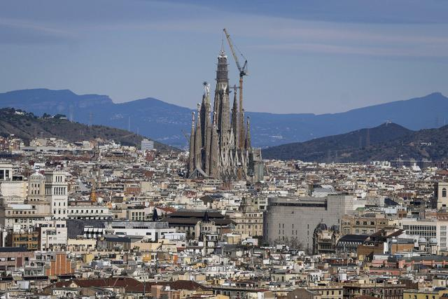 当地时间2026年2月20日，西班牙巴塞罗那，圣家族大教堂完成中央耶稣基督塔顶部十字架吊装。视觉中国 图