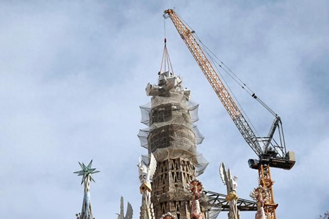 当地时间2026年2月20日，西班牙巴塞罗那，圣家族大教堂完成中央耶稣基督塔顶部17米高白色十字架吊装。视觉中国 图