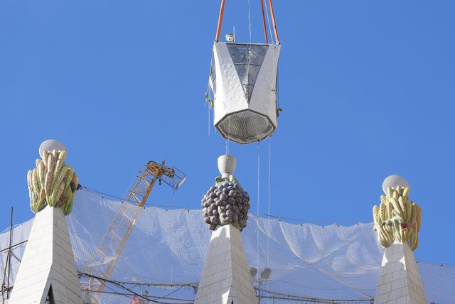 一台起重机安装圣家族大教堂耶稣基督塔顶的一部分。视觉中国 图