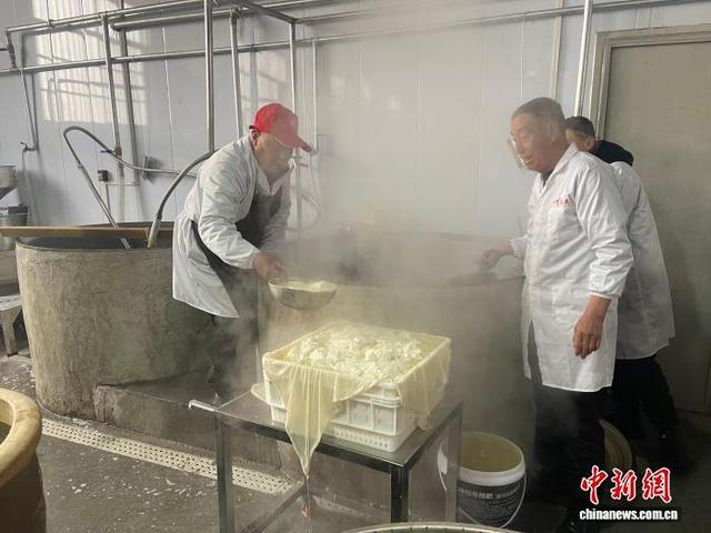 西小河北庄村豆制品厂通过现代化生产方式，让传统豆腐产业焕发出新的生机与活力。王浩东摄