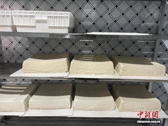 西小河北庄村建成标准化豆制品加工厂，让小豆子成为带动村集体和村民增收的大产业。宋建敏摄