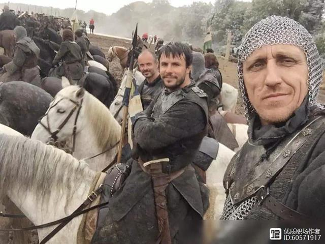 另外在私生子之战中他也饰演过其他小兵，闲暇的时候还会和自己的死对头布兰一起烤烤火……