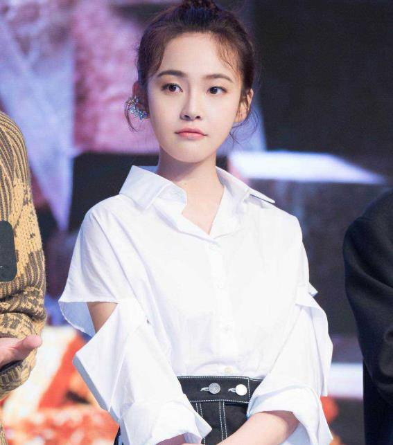 而且张佳宁其实出道时间也不短了，有10年的时间了，一直以来都没有什么绯闻，传出，如此漂亮可爱的女孩子还没有绯闻，真的是娱乐圈里的一股清流了，在和叶祖新谈恋爱以后也是非常的低调，不得不说这样的女孩子被叶祖新找到真的是捡到宝了，不知道大家对这件事是怎样看的呢？