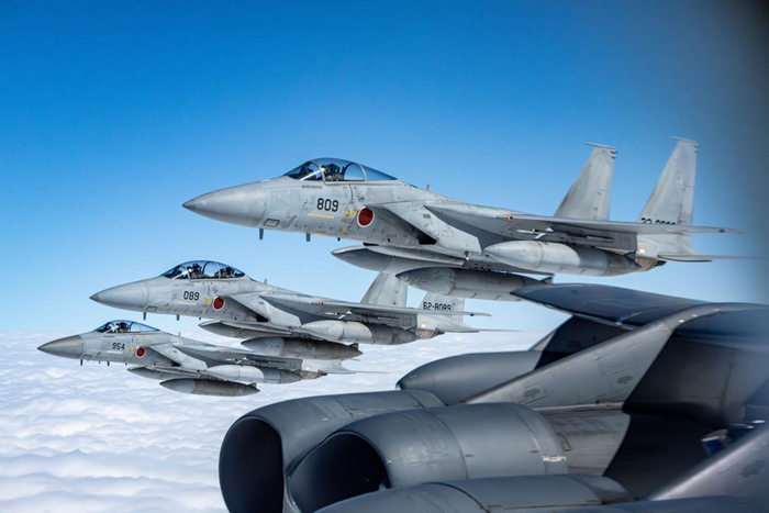 上周，日本自卫队F-15战斗机刚刚与美军B-52轰炸机在东海、日本海空域组织联合训练 日本防卫省