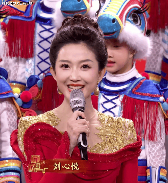 多好呀，在这台上一站就是十二年的那些人，现在下来了，身边还能围着这么一帮朝气蓬勃的人，热热闹闹的。