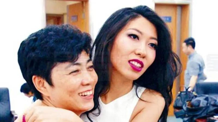 曲婉婷（右）及其母亲张明杰（左）