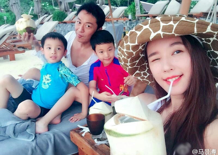 　　马景涛和吴佳尼晒出一家人海边度假照。照片中，一家四口坐在海边拍合照，温馨有爱。（资料图）