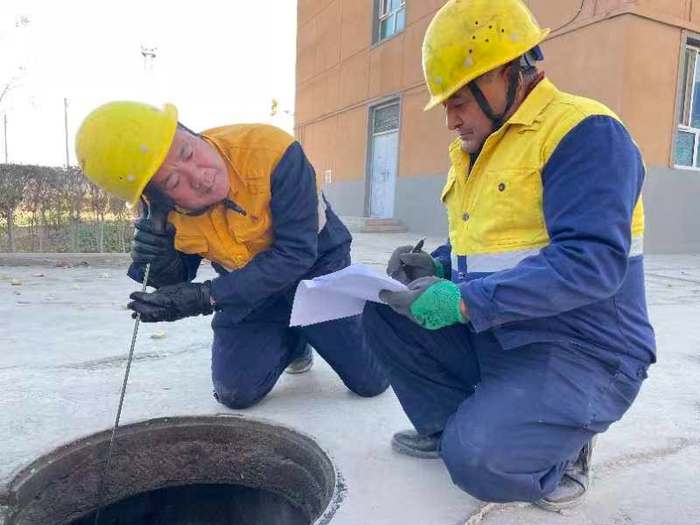 严贵宝可通过听5到6口检查井的声音，就能精准判断出漏水的“病灶”。国铁乌鲁木齐局/图