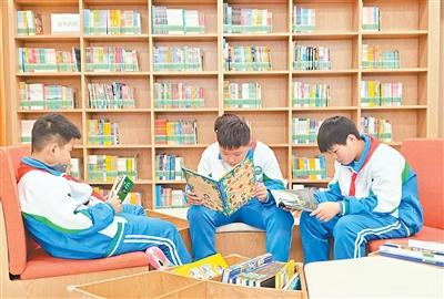 雄安新区北沙小学学生在图书馆内阅读。本报记者 张艺开摄