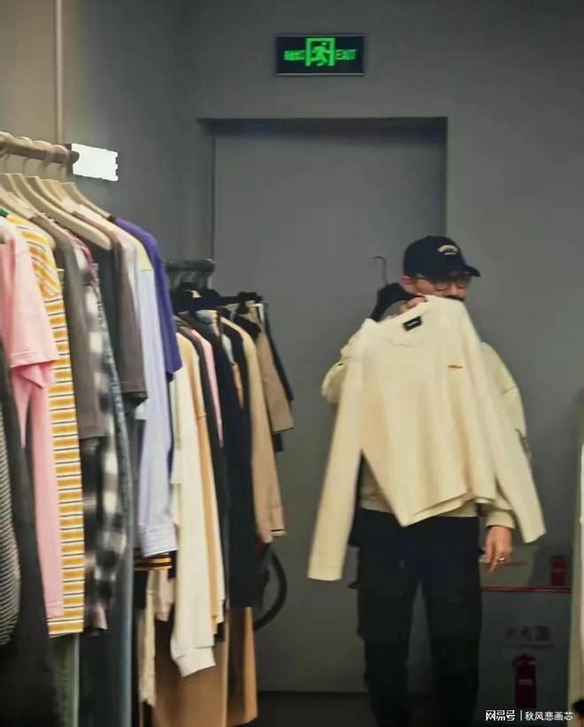 汪峰带着女友森林北去逛街，章子怡则照顾着醒醒和小儿子，各过各的挺好的。