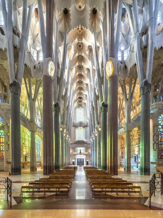 教堂内部 图片来源：圣家堂官方纪念网站