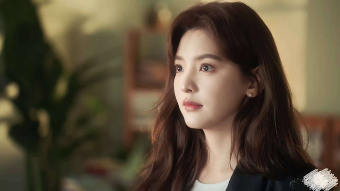  当然，关于平番的消息也让部分粉丝吵翻了天。有的粉丝认为章若楠完全有能力扛起这部剧，凭什么要和王安宇平起平坐；也有一些人觉得现在的市场早已不再热衷于一番论，演员与角色的适配才是最重要的。其实，从剧组发布的路透照来看，章若楠穿着高跟鞋在写字楼里疾走的样子，以及王安宇低头专注修表的侧脸，已经成功地塑造了沈千盏和季清和这两个角色。更何况，能够让观众忘记演员的本身，真心投入到角色中去，记住角色的名字，才是演员的真正本事，不是吗？反正，我已经搬好小板凳，等着这对时差CP如何将时间的差距化作甜蜜的糖分，带给我们一场酣畅淋漓的情感盛宴。