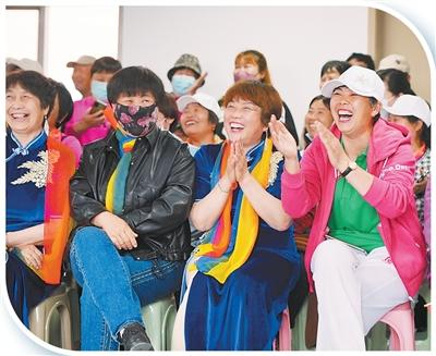 雄安新区容西片区，居民观看文艺演出。资料图片