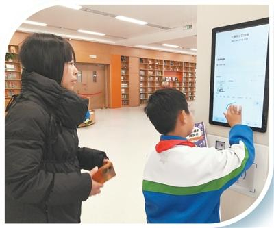 雄安图书馆内，小学生通过智能书柜检索图书。人民网记者 孙博洋摄