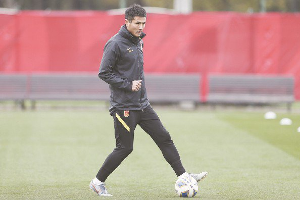             邵佳一带领国足开启新征程   本报记者  李铭珅  摄          