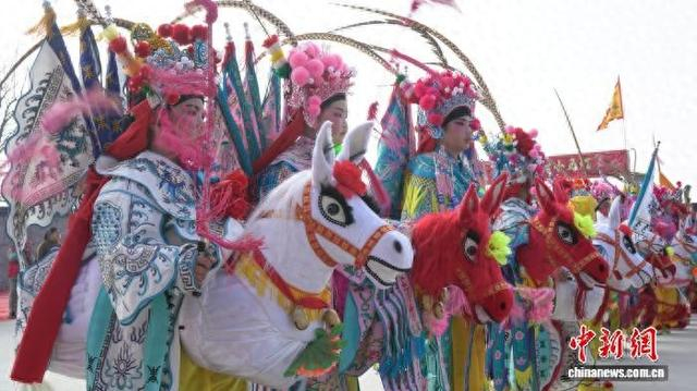 2月18日，在狸桥镇，37名孩童在表演昝村小马灯。付敏 摄