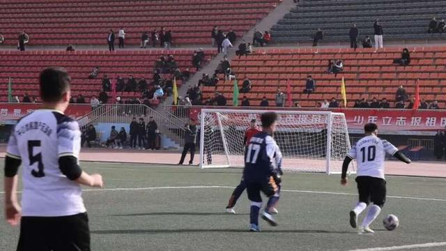 近日，库车市足球协会举办“迎新春金胡杨杯”8人制足球邀请赛。来源：阿克苏融媒体中心 王欣怡/摄