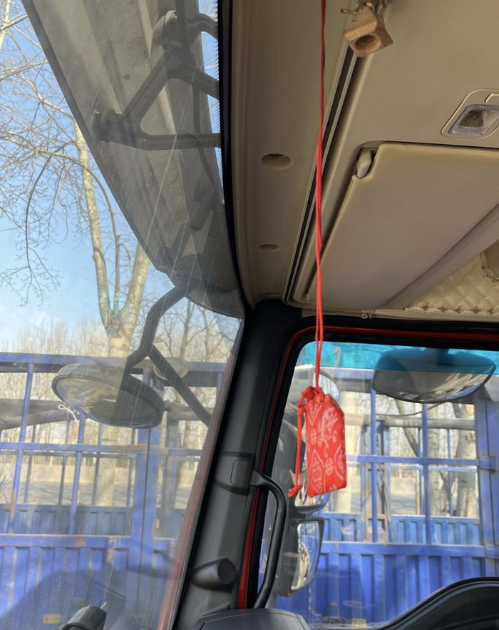 毛海龙车上的平安符。 新京报记者 秦冰 摄