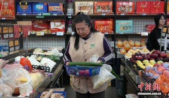 浙江海盐，顾卫星在挑选食材。海盐县传媒中心供图