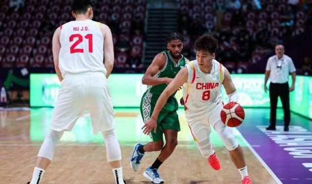 值得一提的是，本土第一阶段得分王郭昊文以及新晋本土后卫庞峥麟均未进入集训大名单。郭昊文场均22分、6助攻、3篮板的全面数据以及庞峥麟44.8%的出色投篮命中率和36.4%的三分命中率，都远超部分入选者。然而，郭士强依然坚持用熟悉的老将为主，人员轮换少且保守，不愿启用新人挑战现状。面对技术成熟、进攻多样的日本队，中国男篮若不能打破旧思路，敢于大胆尝试新鲜血液，很难在比赛中创造逆转和奇迹。此次世预赛，中国男篮的后卫问题和三分投射短板，需引起全队高度重视。