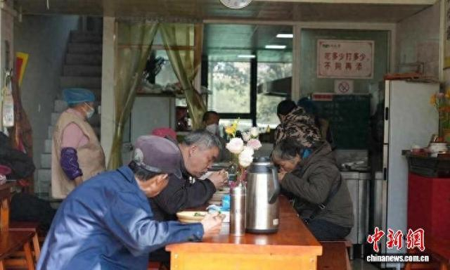浙江海盐，民众在免费素食馆中用餐。海盐县传媒中心供图