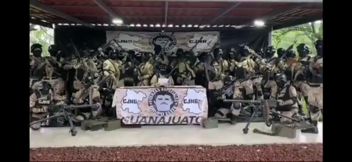 CJNG是拥有巴雷特。50口径狙击步枪等先进武器的准军事武装。图片来源：X